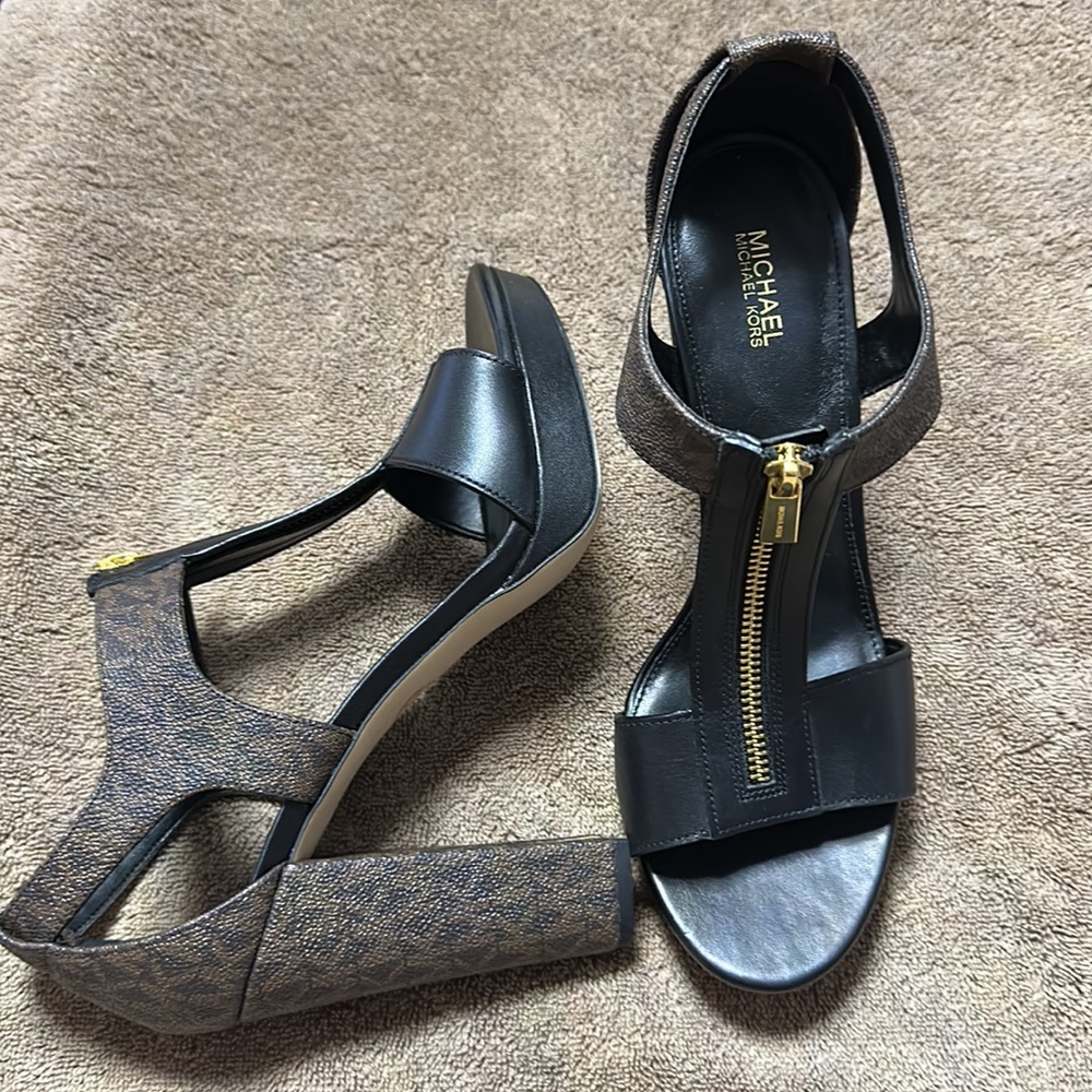 1 Michael Kors, two-tone, zip heels
GREAT DEALS CHECK OUT MY CLOSET